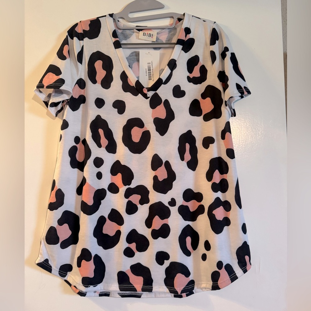 NWT BiBi leopard print Vneck top